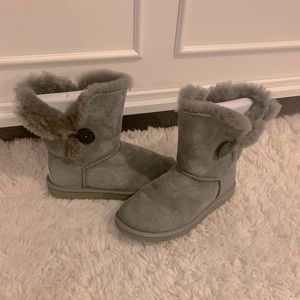 Ugg Grey Bailey Button Women’s size 6